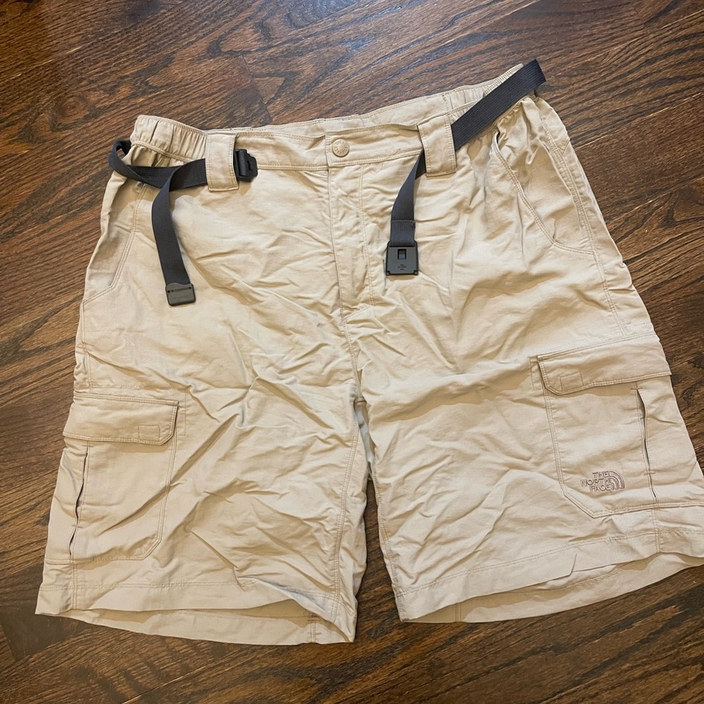 North Face hiking Cargo Shorts with Belt. Size Large. Great condition